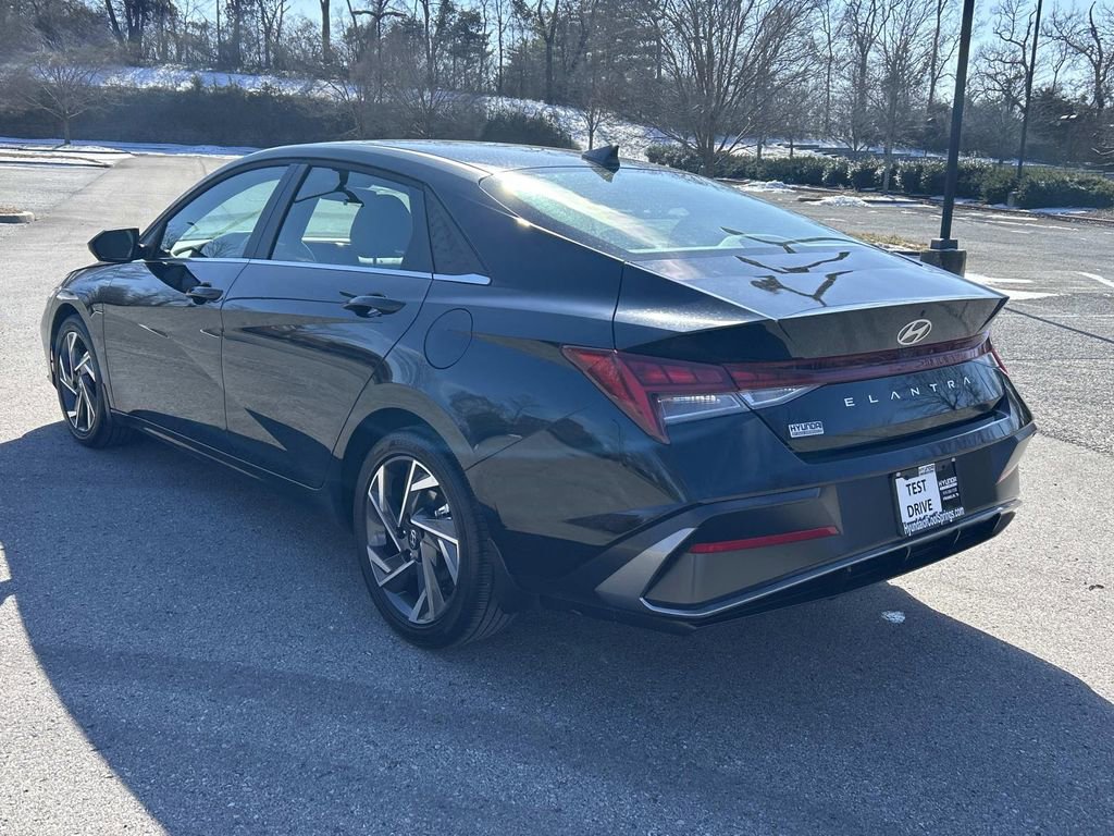 Certified 2025 Hyundai Elantra SEL image 5