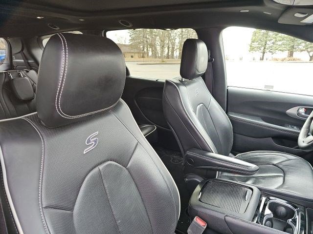 Used 2025 Chrysler Pacifica Limited image 12