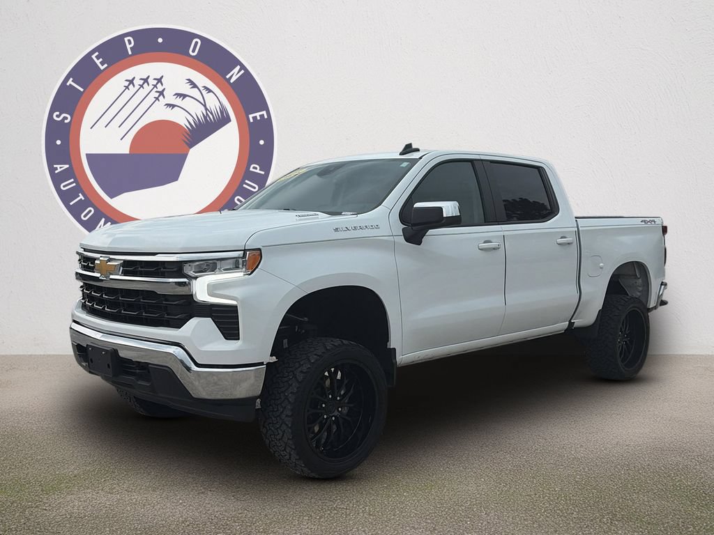 Used 2025 Chevrolet Silverado 1500 LT AWD/4WD image 2