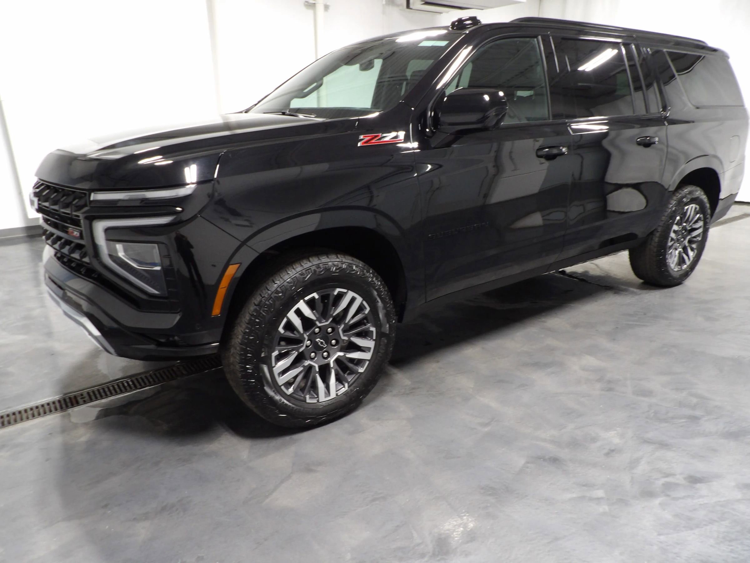 Used 2025 Chevrolet Suburban Z71 image 7