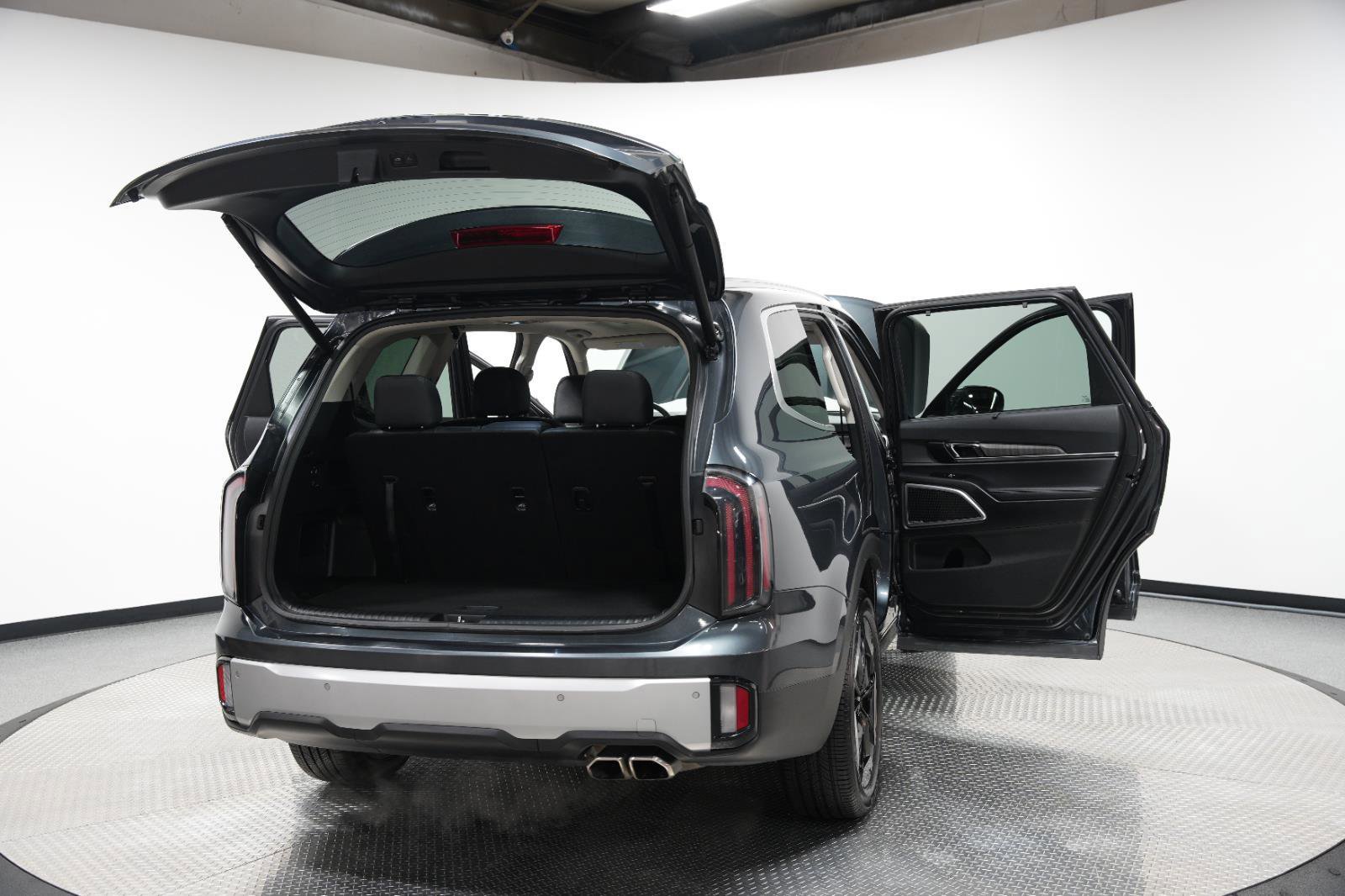 Used 2023 Kia Telluride EX w/ EX Captain's Chair Package image 12