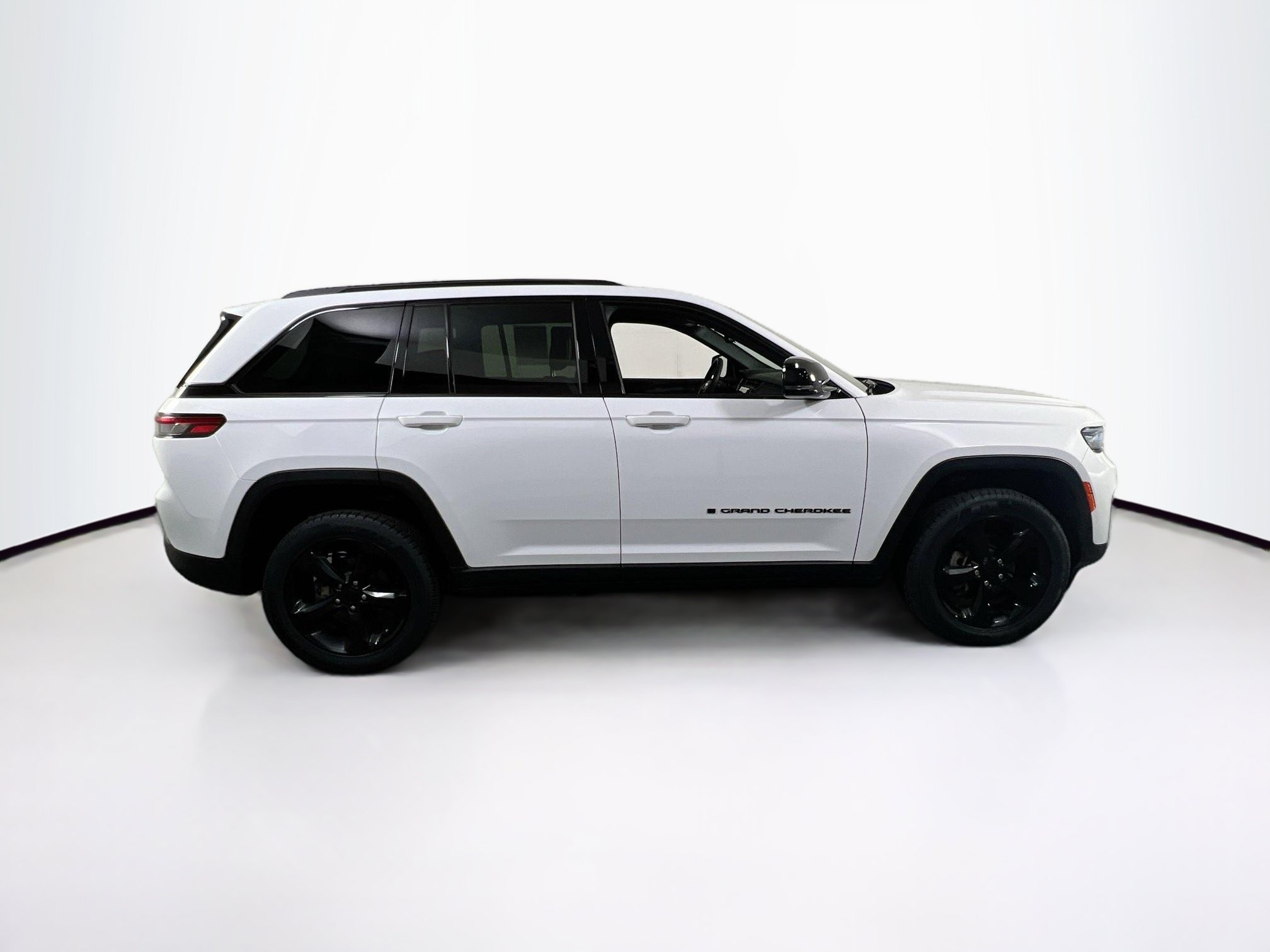 Used 2023 Jeep Grand Cherokee Altitude AWD/4WD image 4