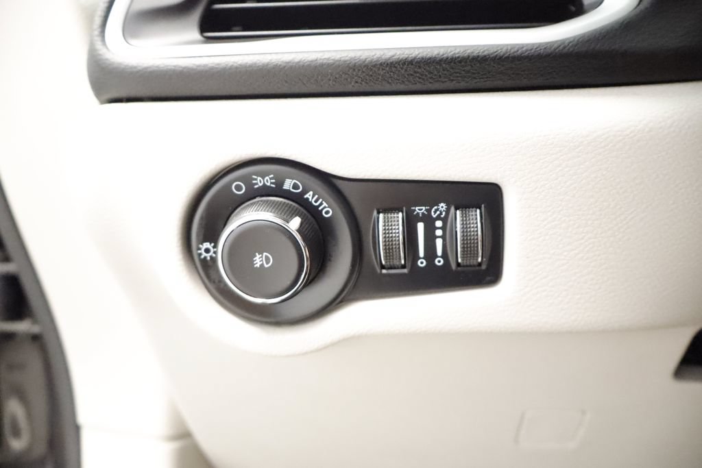 Certified 2023 Chrysler Pacifica Touring-L FWD image 26