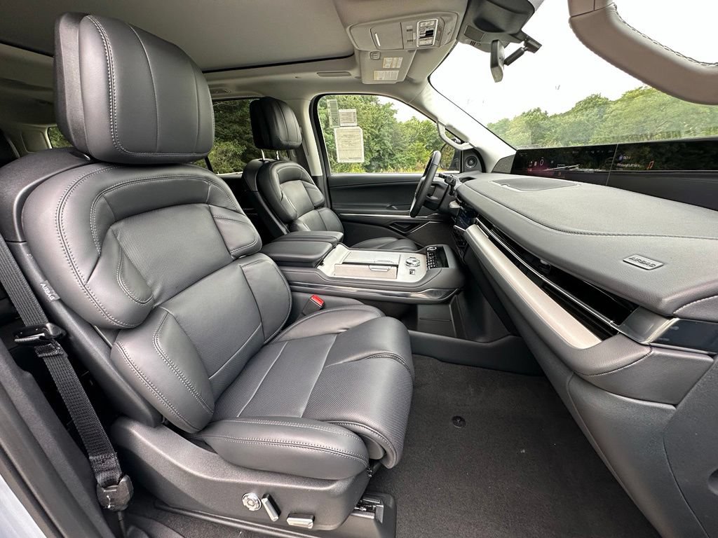 New 2027 Lincoln Navigator Reserve AWD/4WD image 24