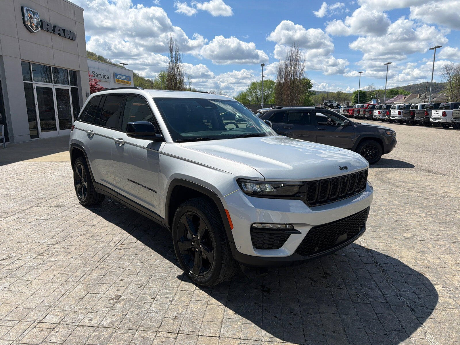 Used 2024 Jeep Grand Cherokee Limited w/ Luxury Tech Group II AWD/4WD image 2