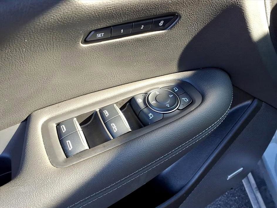 Used 2025 Cadillac XT6 Premium Luxury image 11