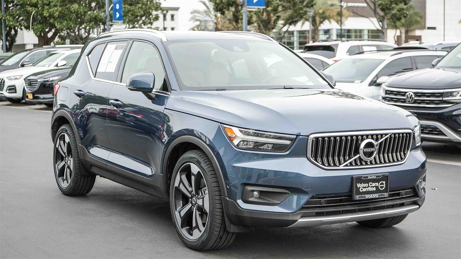 Used 2019 Volvo XC40 T4 Inscription image 3