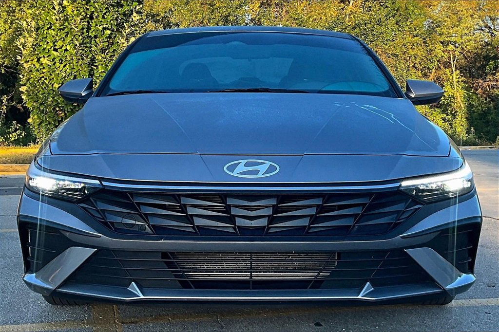 Used 2025 Hyundai Elantra SE image 2