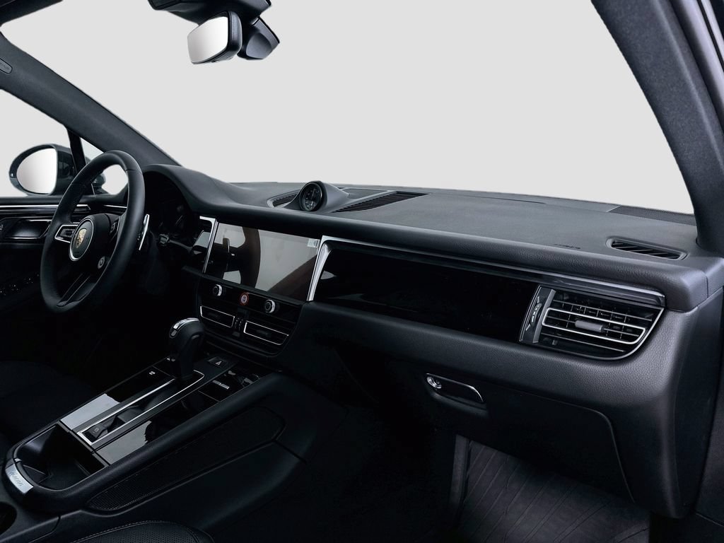 Certified 2026 Porsche Macan AWD/4WD image 32