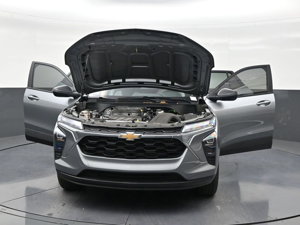 Used 2025 Chevrolet Trax LS FWD image 33