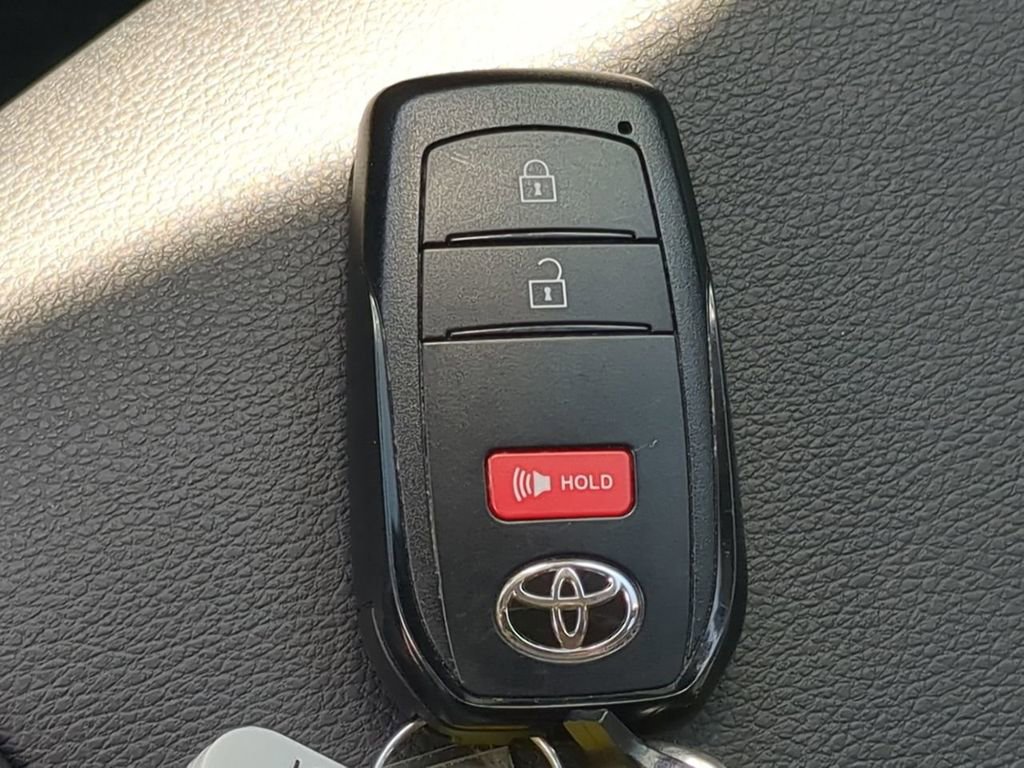 Used 2022 Toyota Corolla Cross XLE FWD image 27