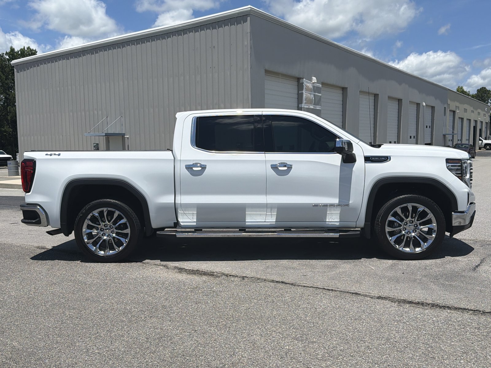 Used 2024 GMC Sierra 1500 SLT w/ SLT Premium Package AWD/4WD image 13