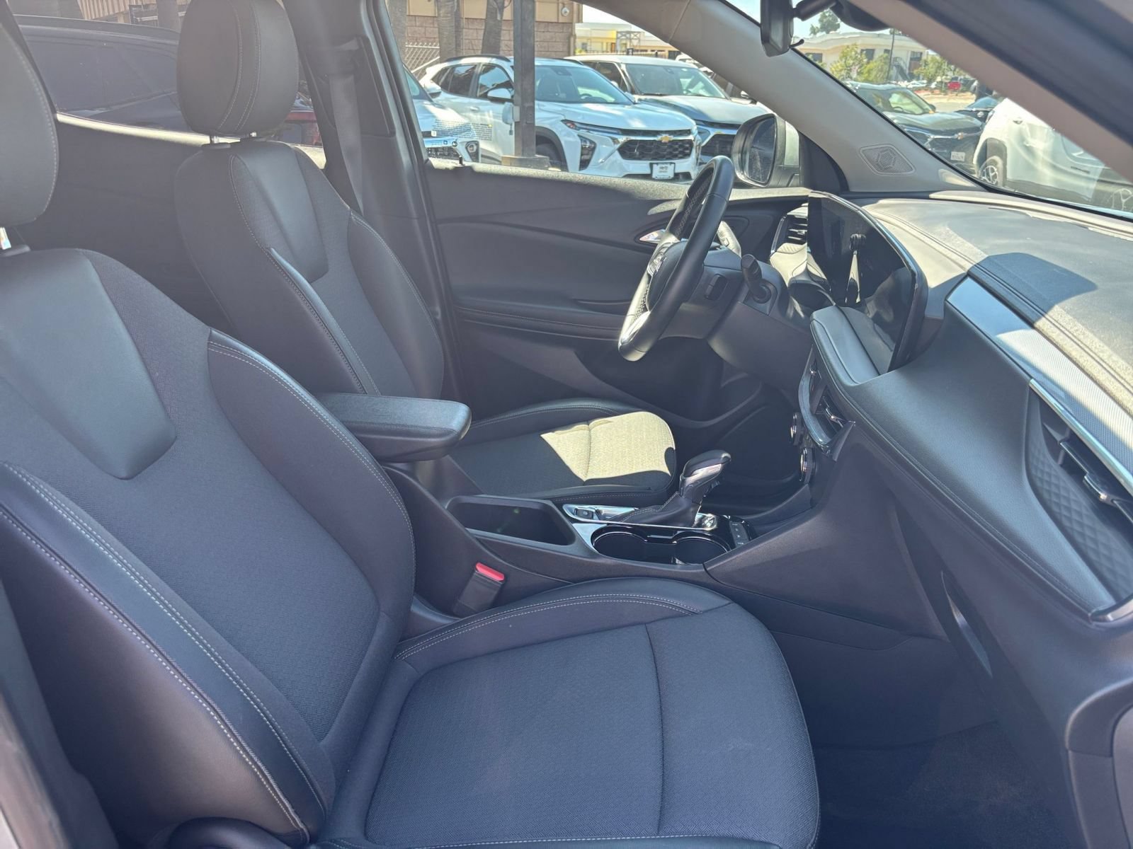 Used 2025 Buick Encore GX Preferred AWD/4WD image 34