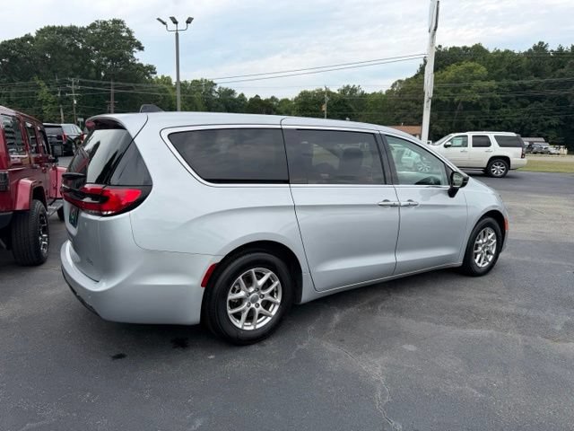 Used 2024 Chrysler Pacifica Touring-L FWD image 5