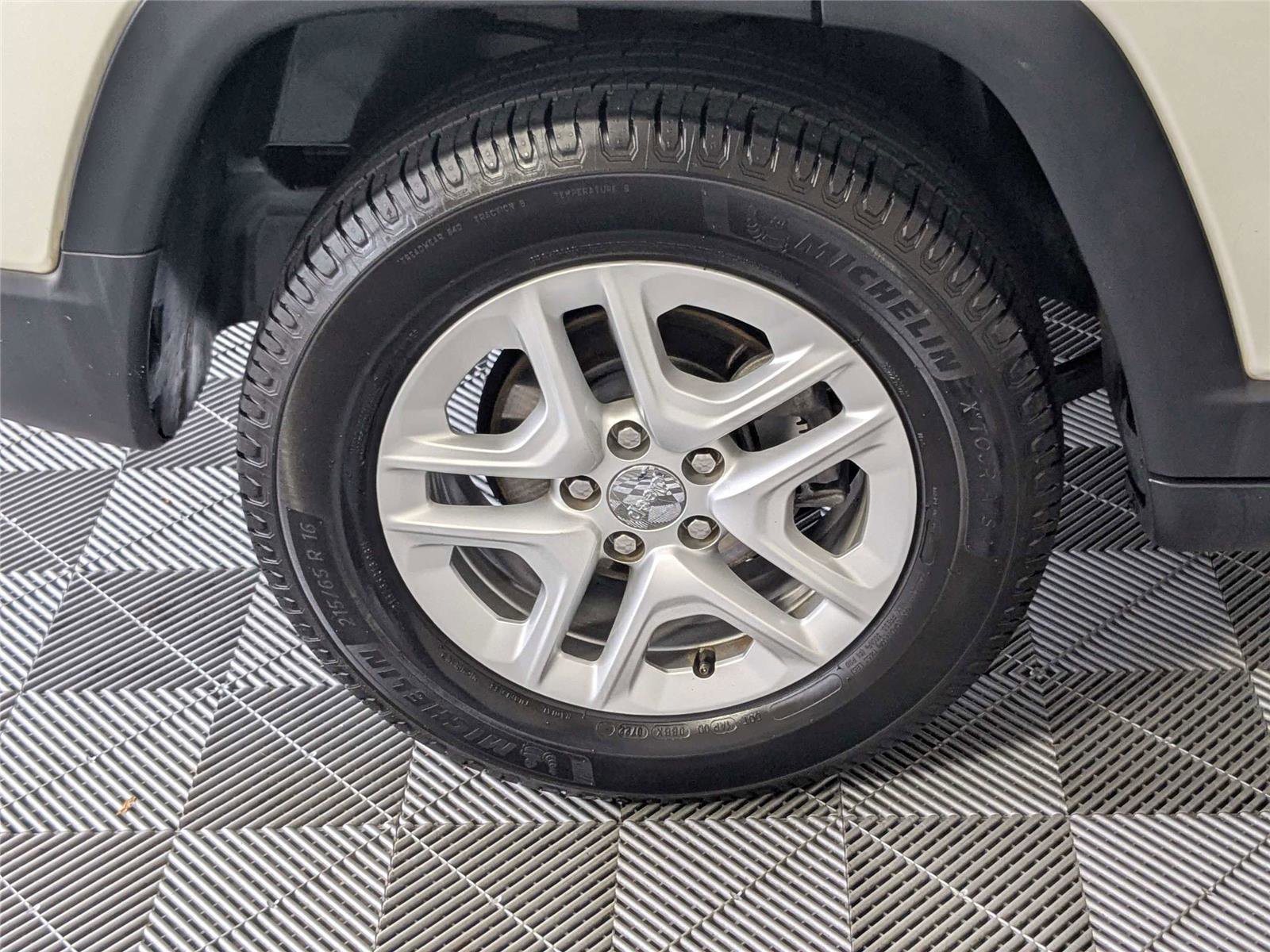 Used 2018 Jeep Compass Sport w/ Tech Group FWD image 9