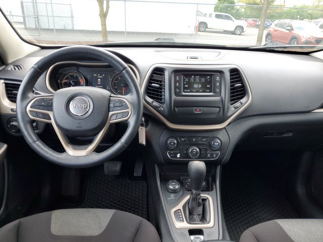 Used 2017 Jeep Cherokee Sport w/ Cold Weather Group AWD/4WD image 22