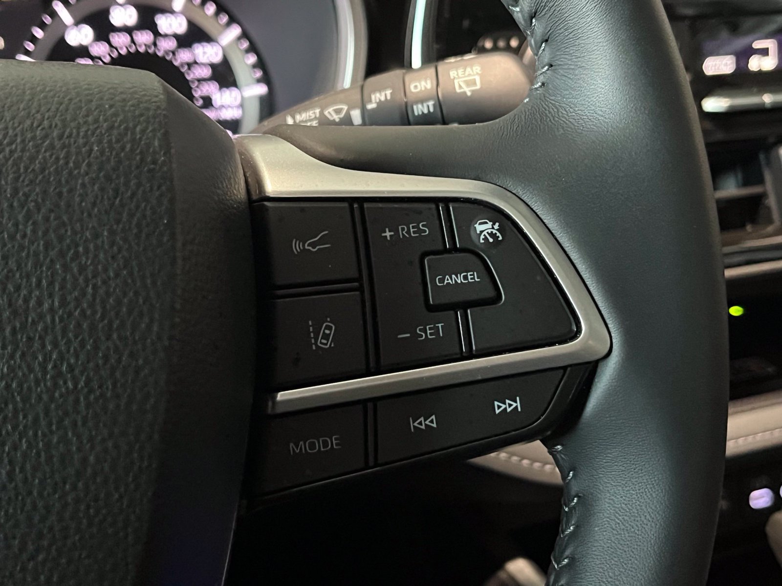 Used 2025 Toyota Highlander XLE FWD image 30