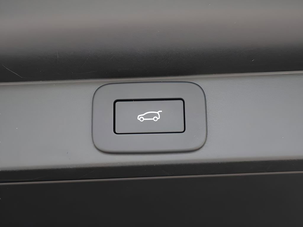 Certified 2025 Land Rover Range Rover Long Wheelbase SE AWD/4WD image 16