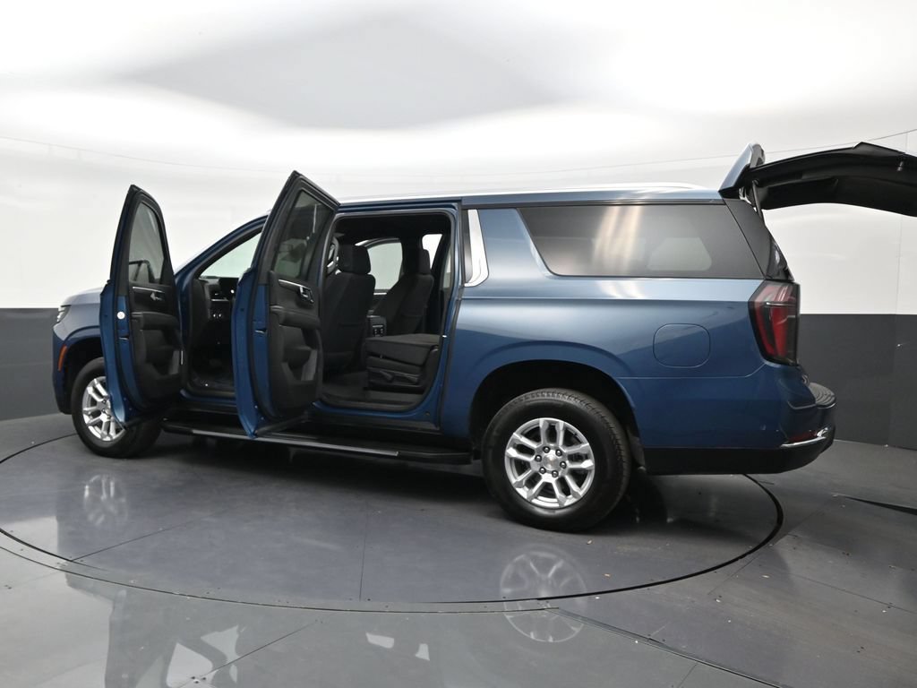 Used 2025 Chevrolet Suburban LS RWD image 33