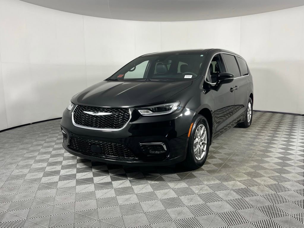 Used 2025 Chrysler Pacifica Select image 3