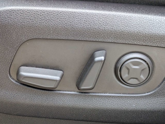 Used 2025 Kia Carnival EX FWD image 23