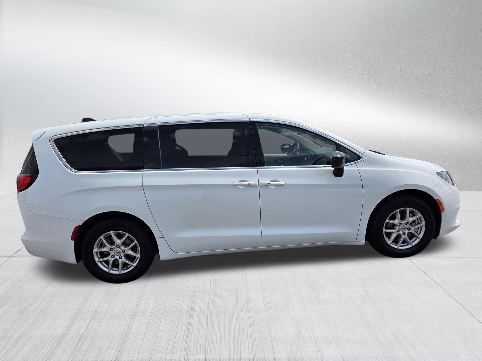 Used 2024 Chrysler Voyager LX FWD image 8