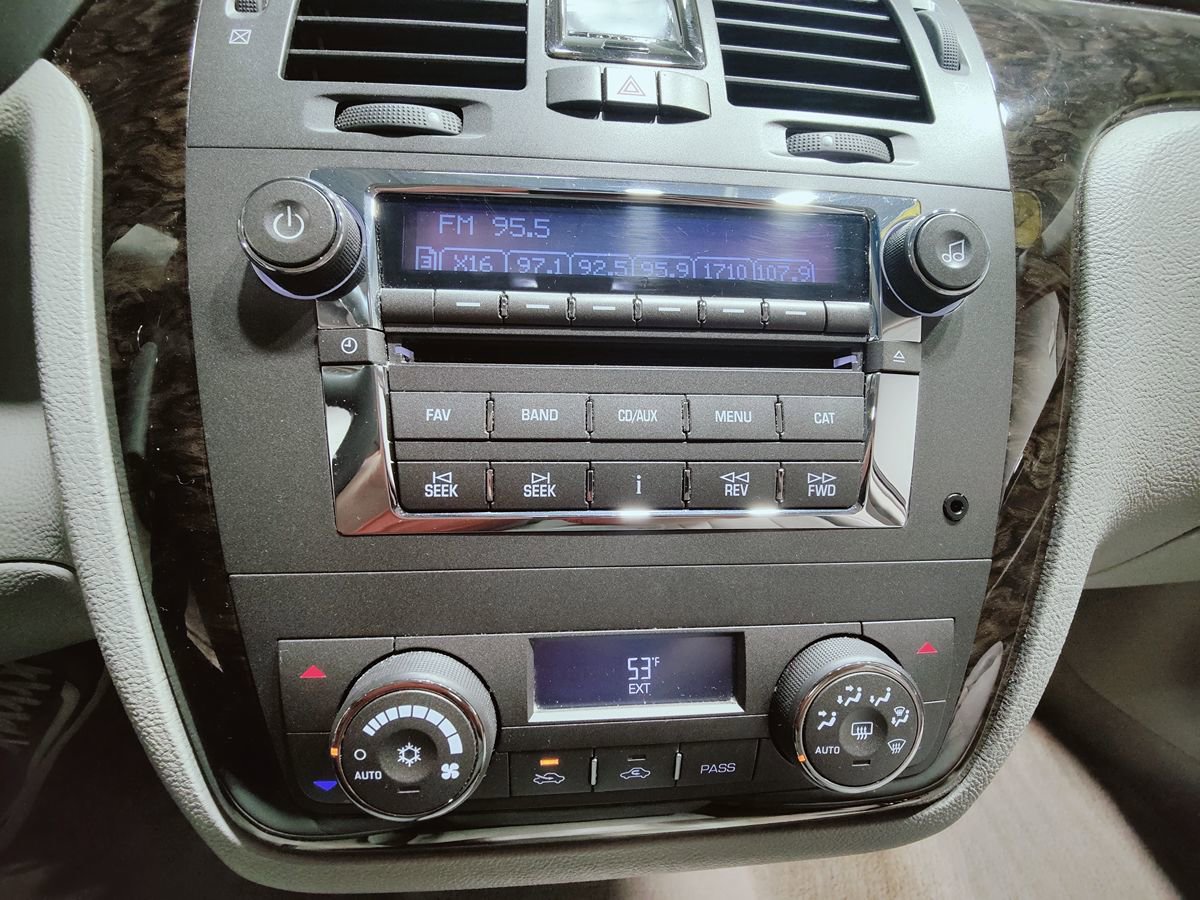 Used 2009 Cadillac DTS w/ Trunk Convenience Package FWD image 36