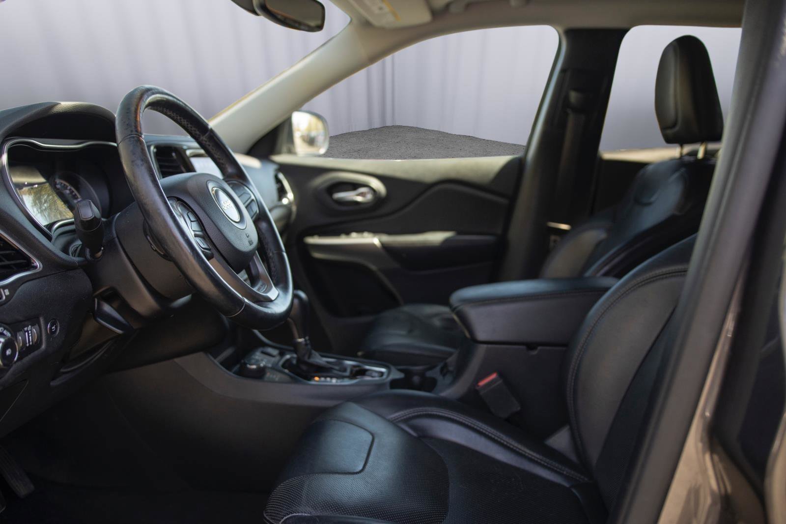 Used 2020 Jeep Cherokee Limited AWD/4WD image 2