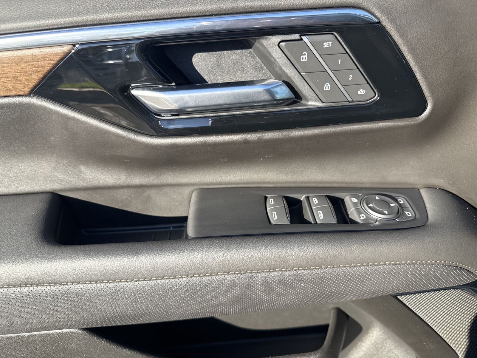 Used 2025 Chevrolet Suburban High Country AWD/4WD image 14