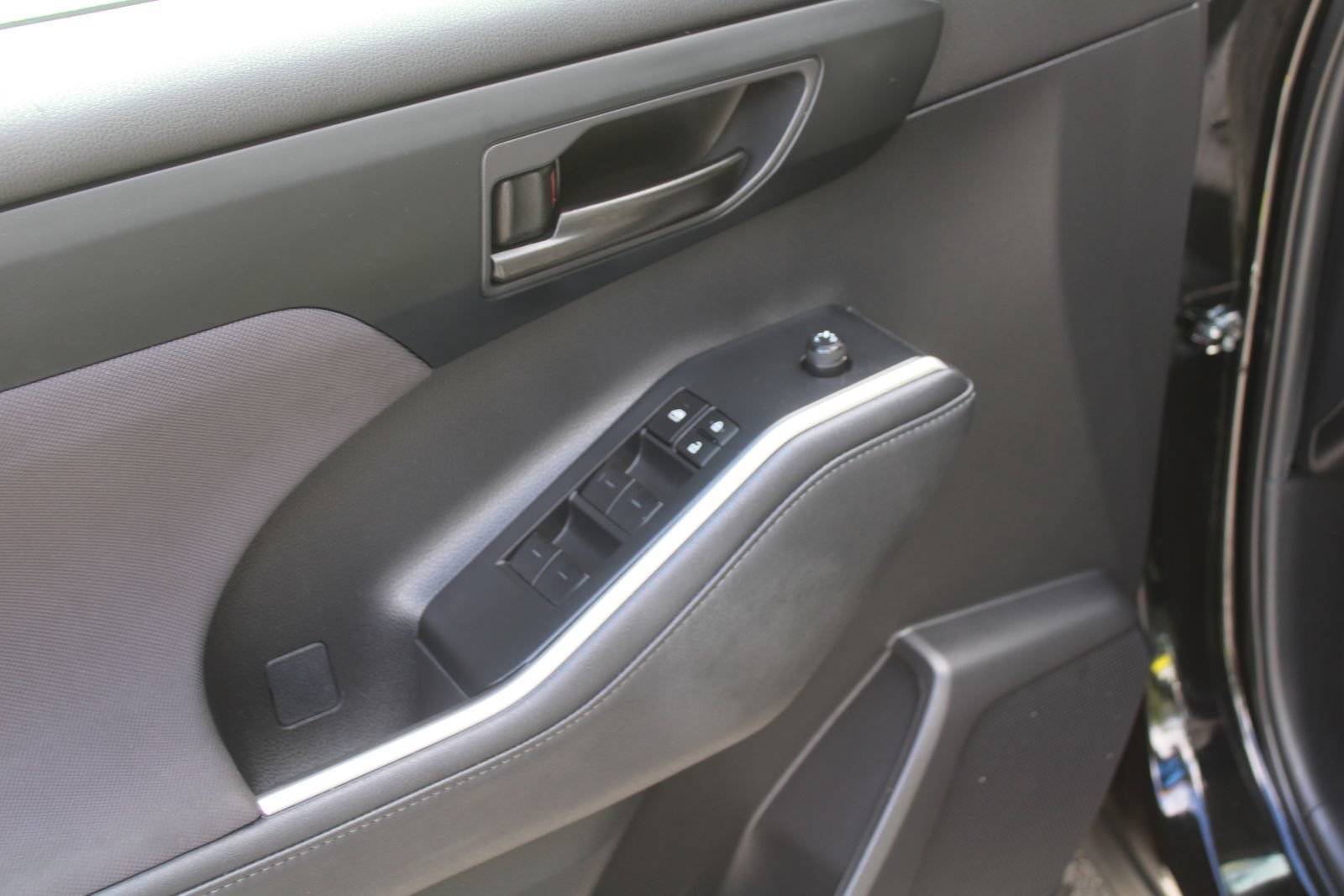 Used 2024 Toyota Highlander LE FWD image 20