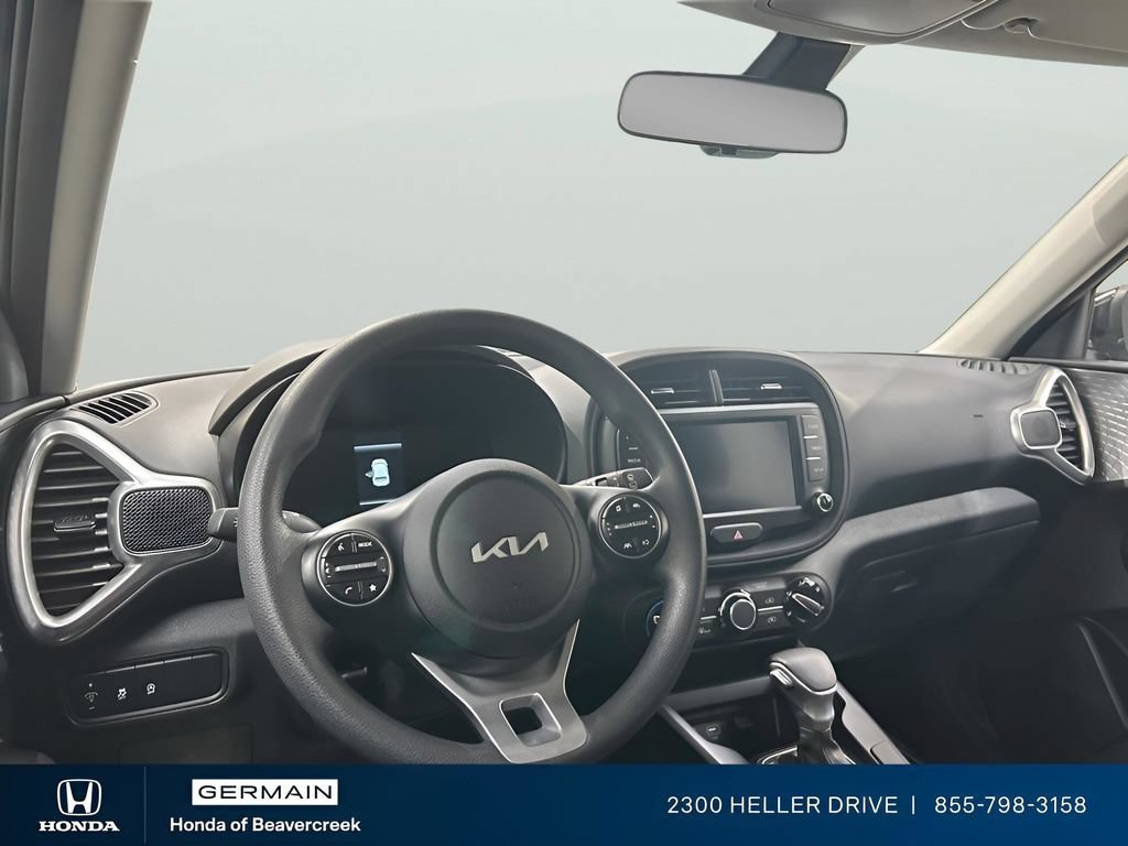 Used 2025 Kia Soul LX w/ LX Technology Package FWD image 9