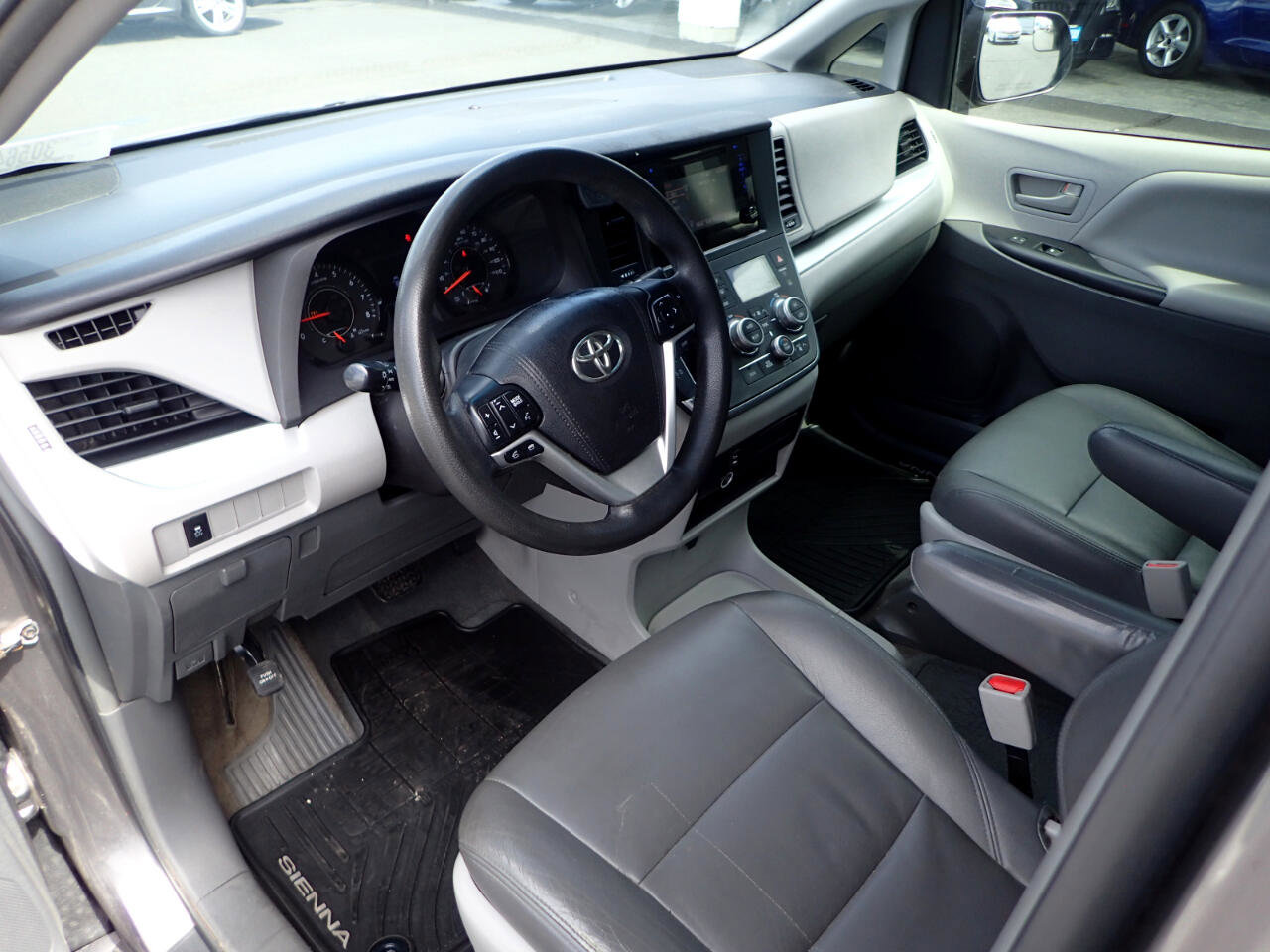 Used 2015 Toyota Sienna L FWD image 9