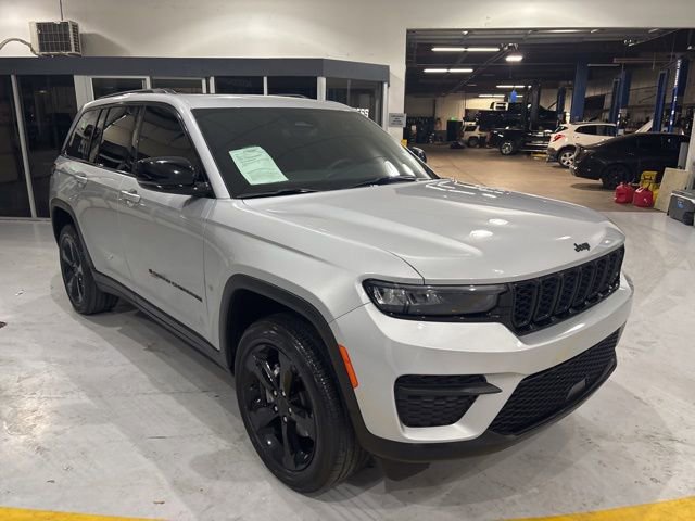 Used 2024 Jeep Grand Cherokee Altitude AWD/4WD image 4