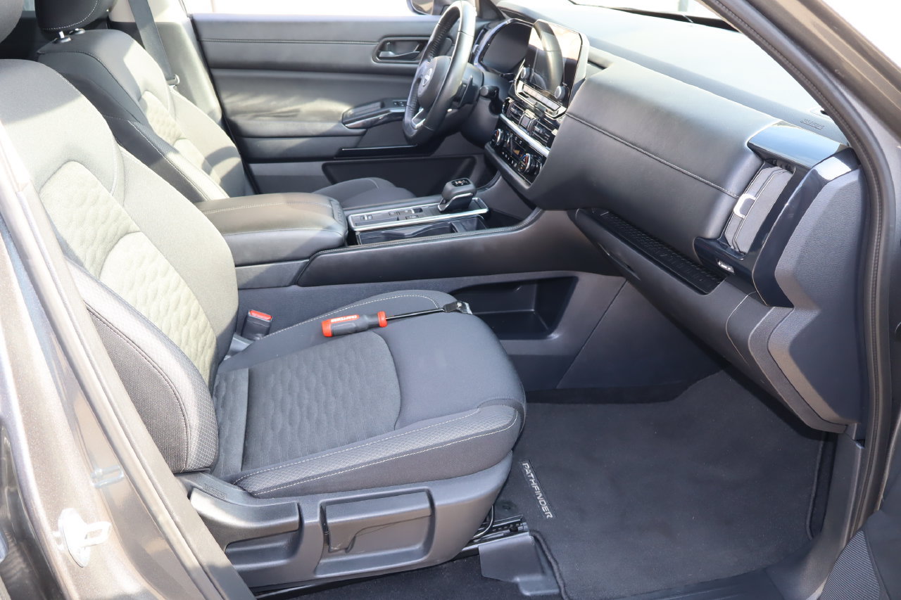 Used 2025 Nissan Pathfinder SV FWD image 17