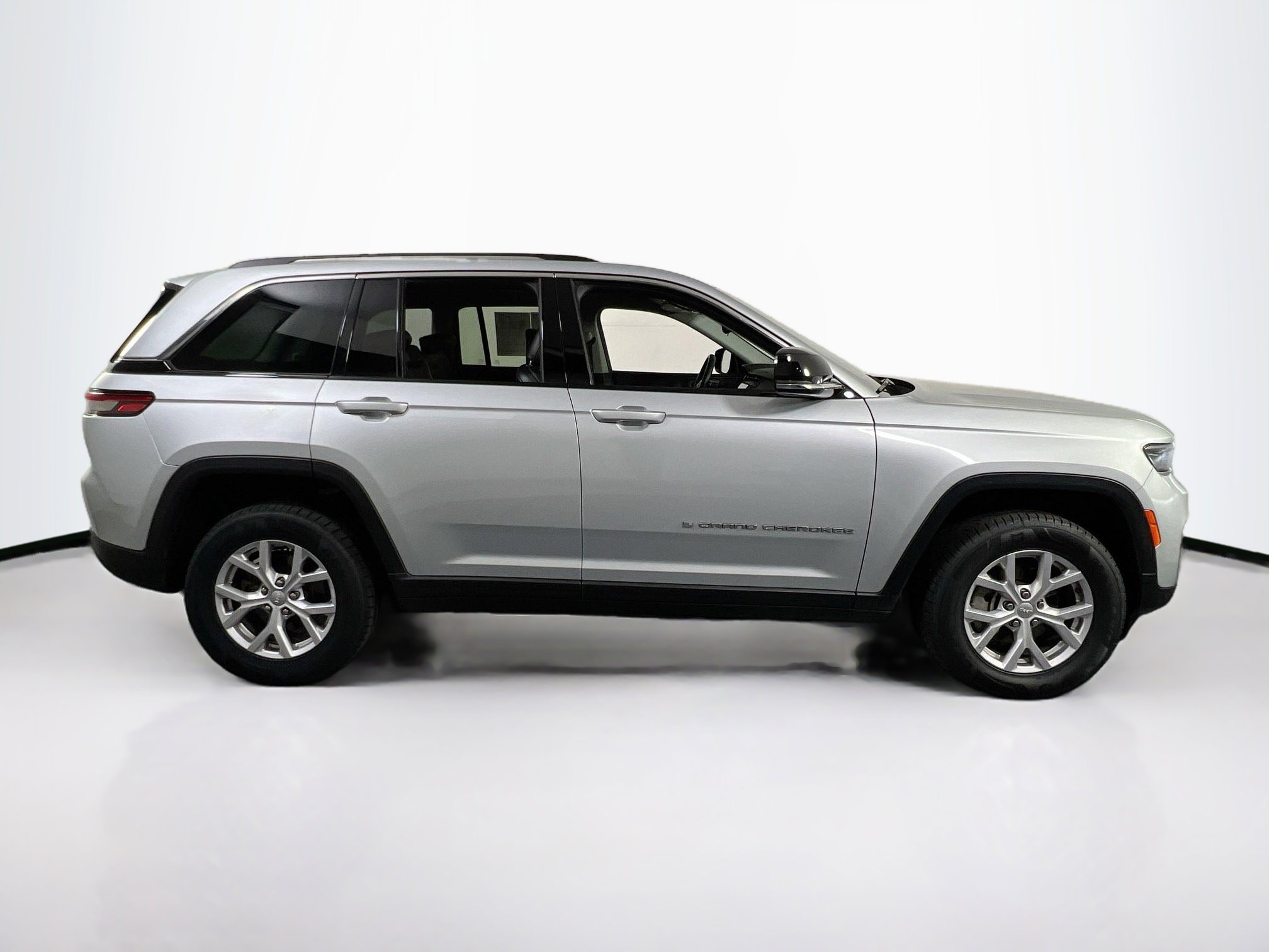 Used 2022 Jeep Grand Cherokee Limited AWD/4WD image 4