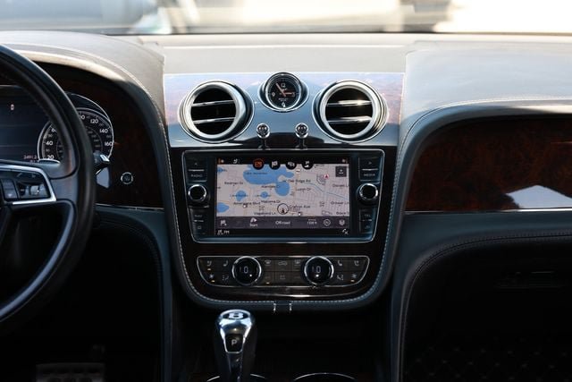 Used 2018 Bentley Bentayga AWD/4WD image 46