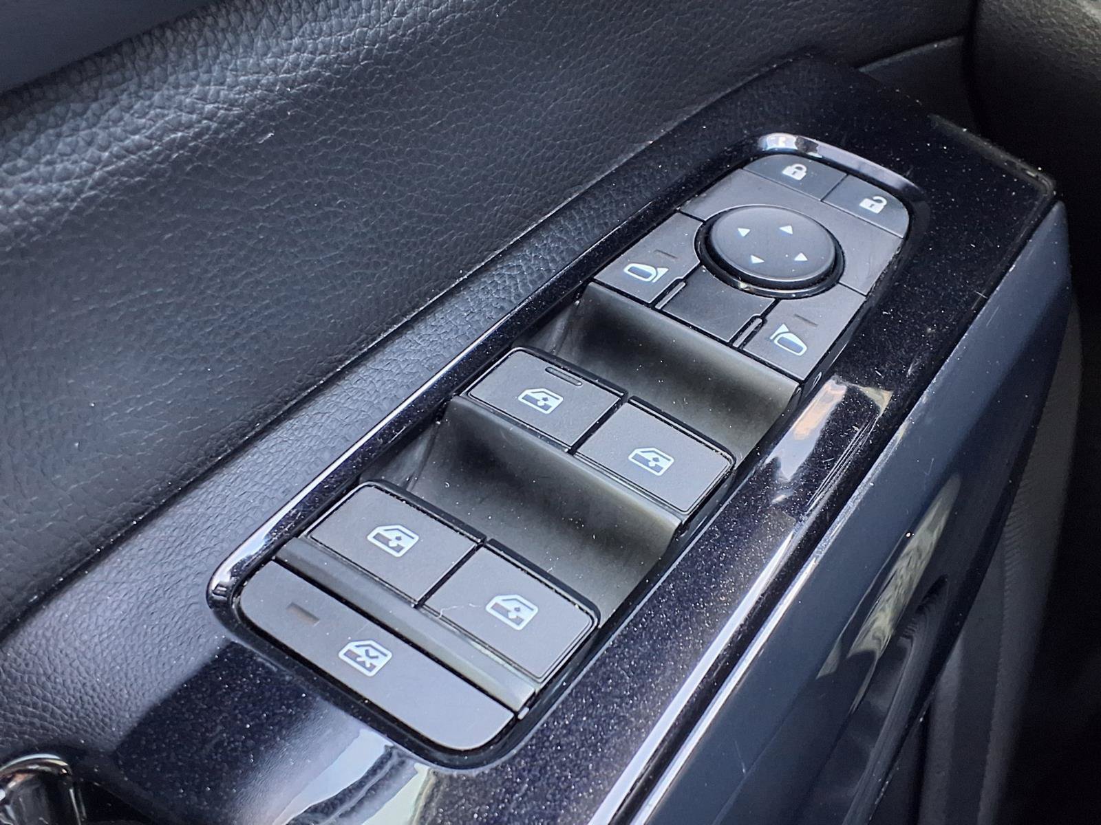 Used 2022 Nissan Pathfinder SV w/ SV Premium Package FWD image 24