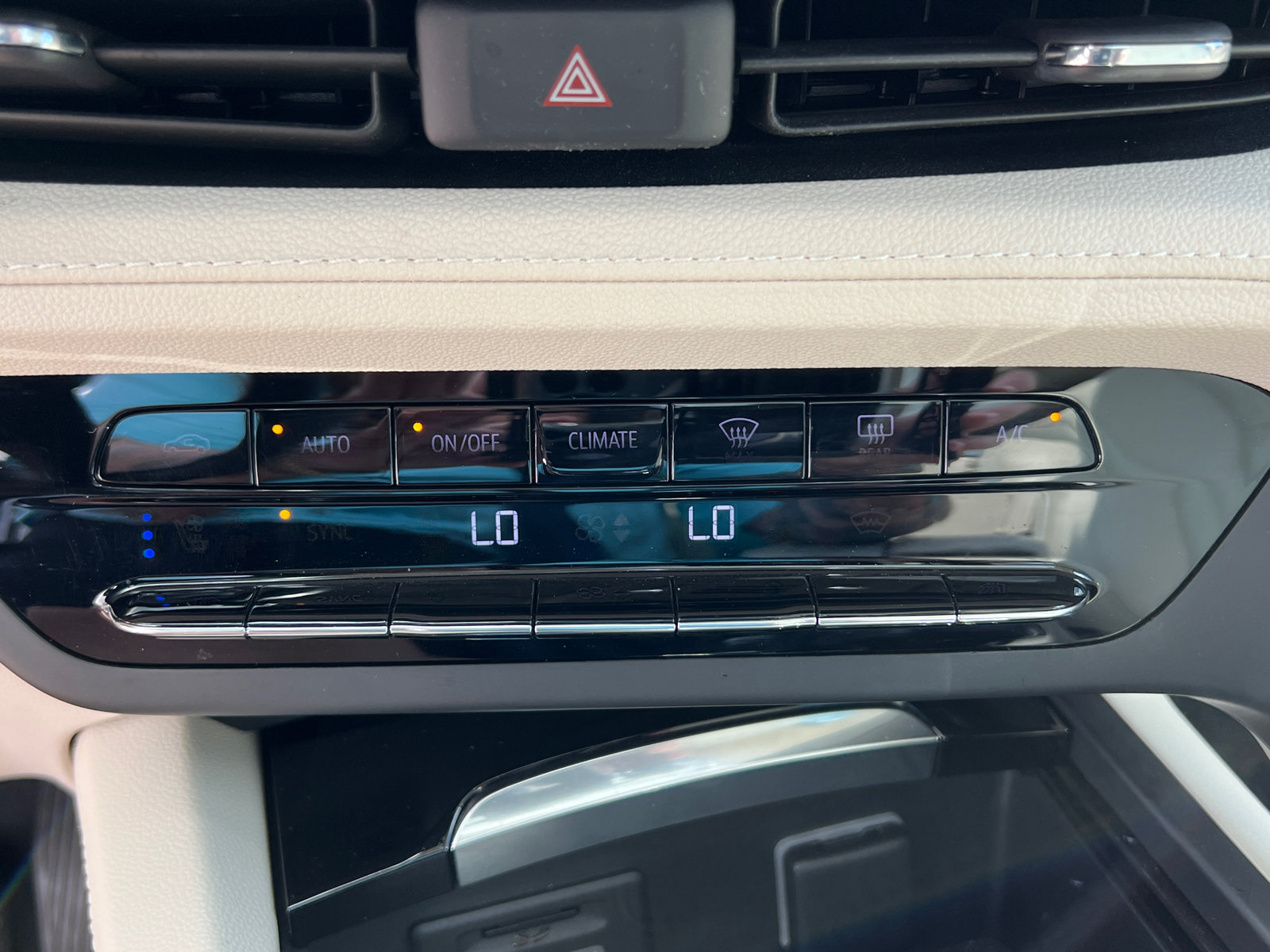 Used 2022 Buick Envision Avenir w/ Technology Package II FWD image 21