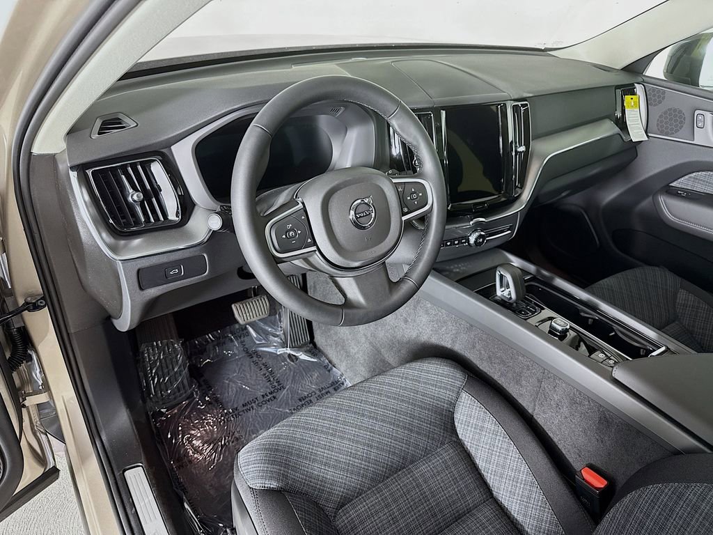 Used 2025 Volvo XC60 B5 Core w/ Protection Package Premier image 9