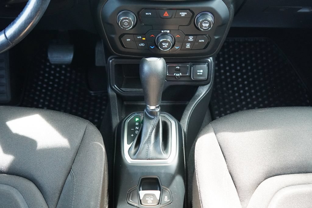 Used 2019 Jeep Renegade Latitude w/ Cold Weather Group FWD image 22