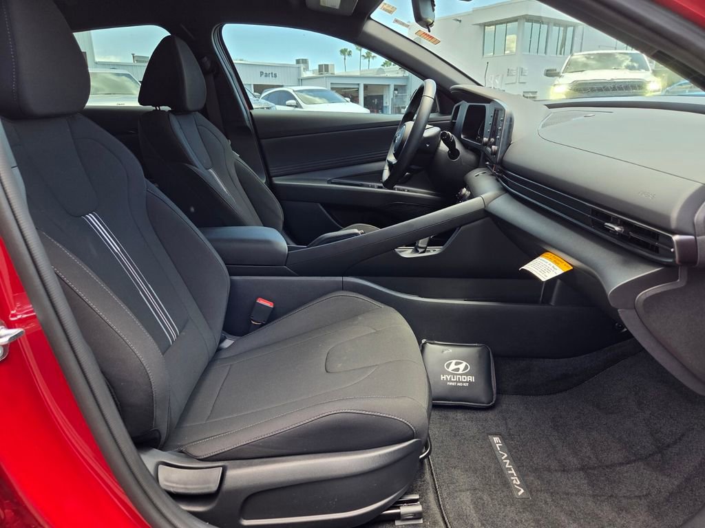 Used 2025 Hyundai Elantra Sport FWD image 16