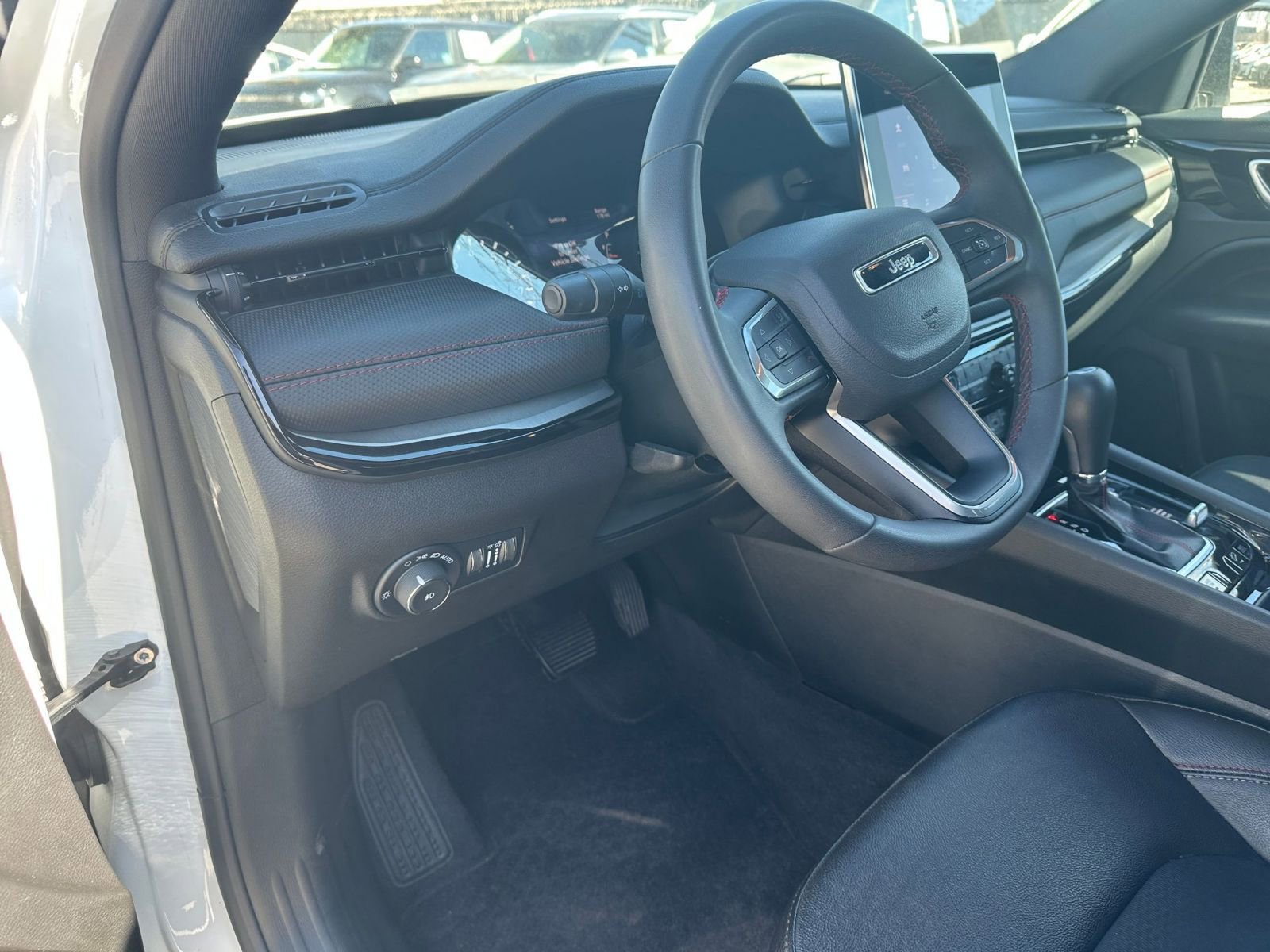 Used 2025 Jeep Compass Trailhawk AWD/4WD image 33