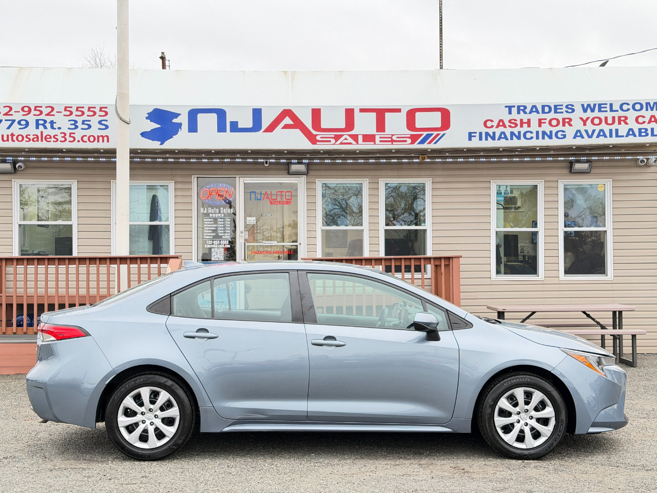 Used 2022 Toyota Corolla LE image 3