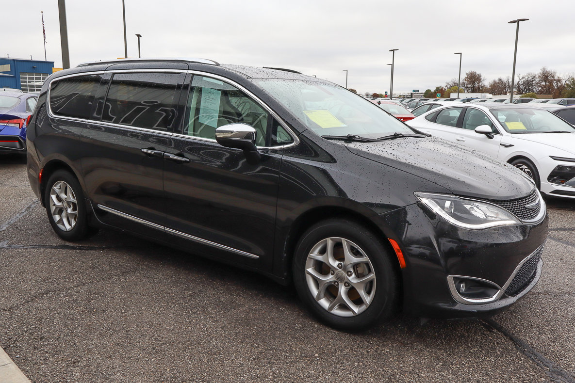 Used 2020 Chrysler Pacifica Limited image 3