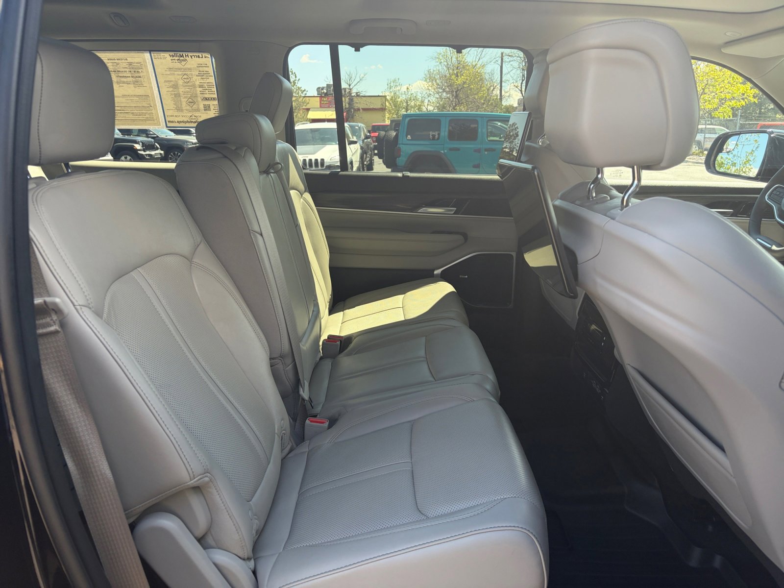 Used 2023 Jeep Wagoneer Series III w/ Premium Group I AWD/4WD image 18