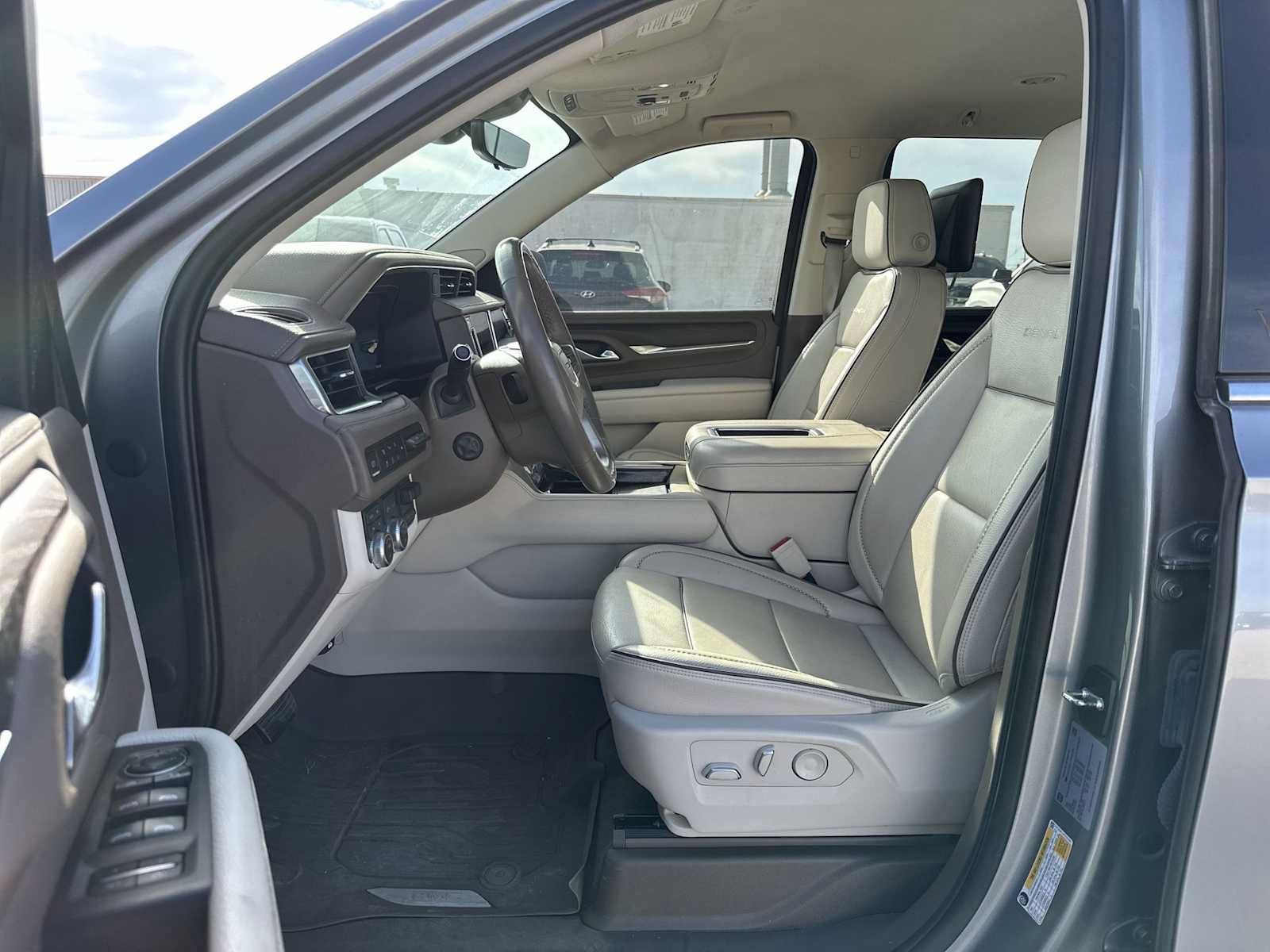 Used 2023 GMC Yukon Denali w/ Advanced Technology Package AWD/4WD image 10