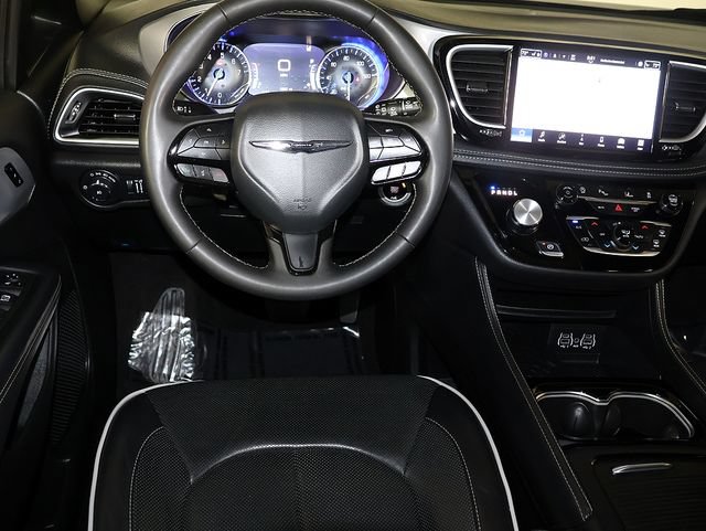 Used 2025 Chrysler Pacifica Limited FWD image 3