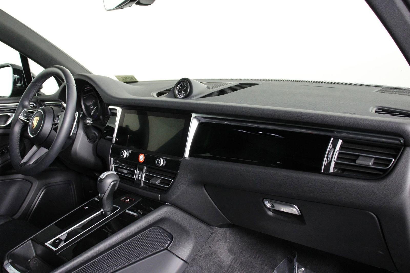 Certified 2025 Porsche Macan image 24