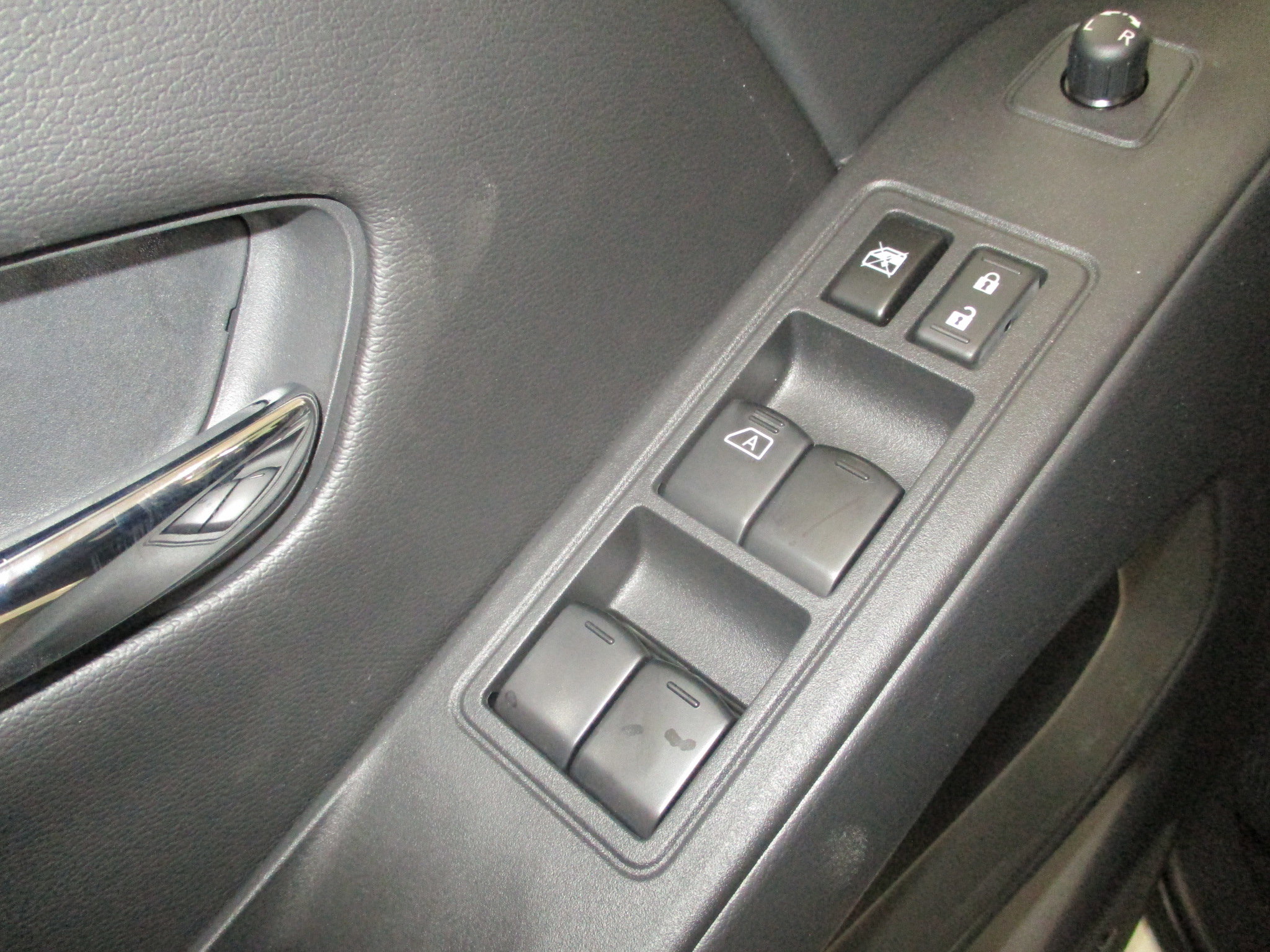 New 2025 Nissan Frontier SL image 13