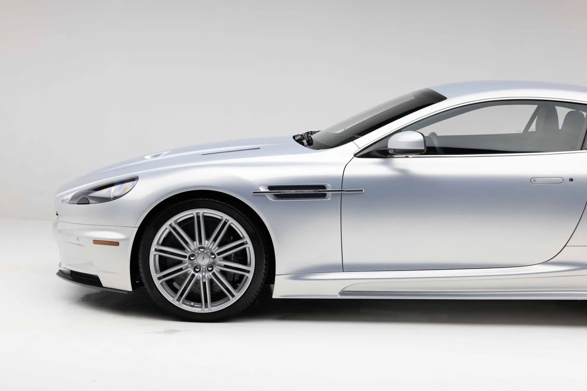 Used 2009 Aston Martin DBS Coupe RWD image 16
